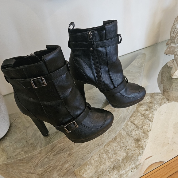 Vera Wang Elegant Black Buckle Heeled Boots - Picture 2 of 7
